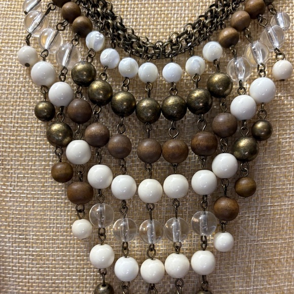 Chic Layered Necklace with Gold and White Beads - Picture 2 of 2